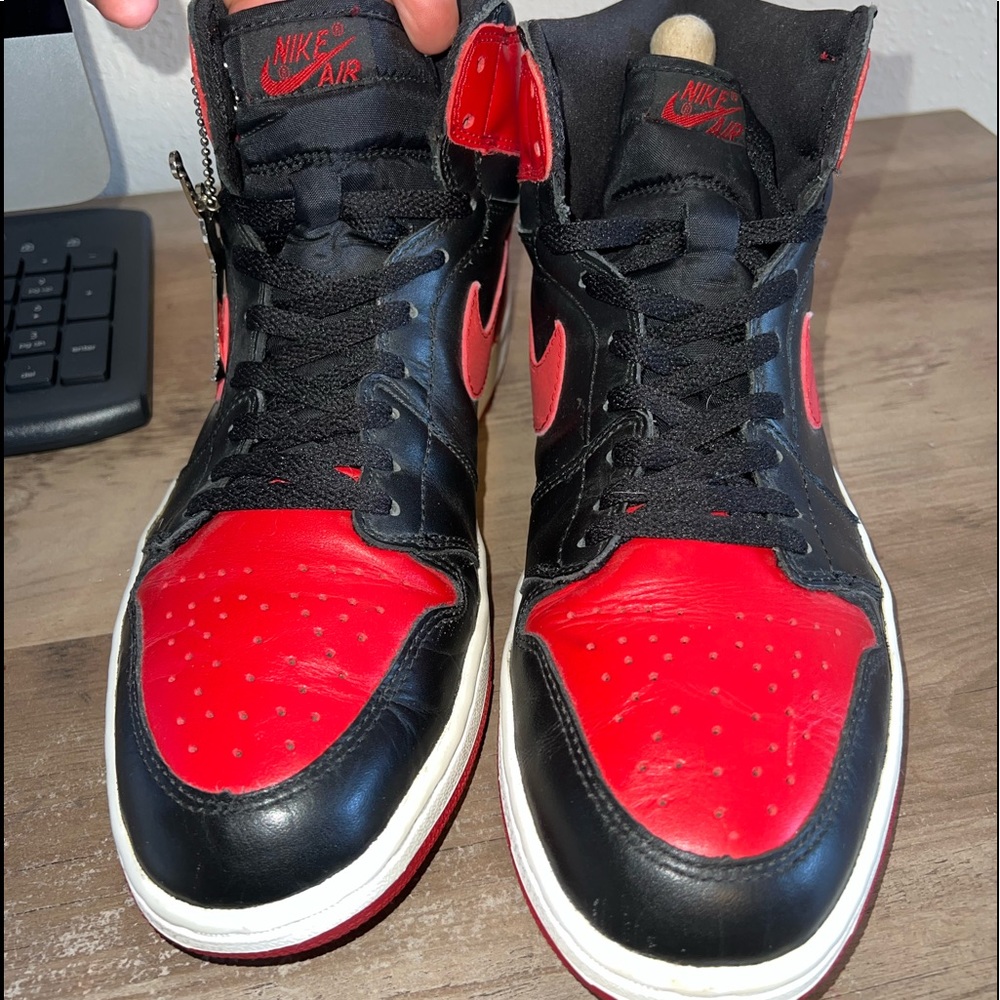 Selling a pair of 2001 bred1’s in pristine condition Sz10 with og jumpman dog ta